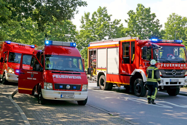 Rettungsdienst und Feuerwehr an der Friedhofstraße in Wickede FOTO: ANDREAS DUNKER