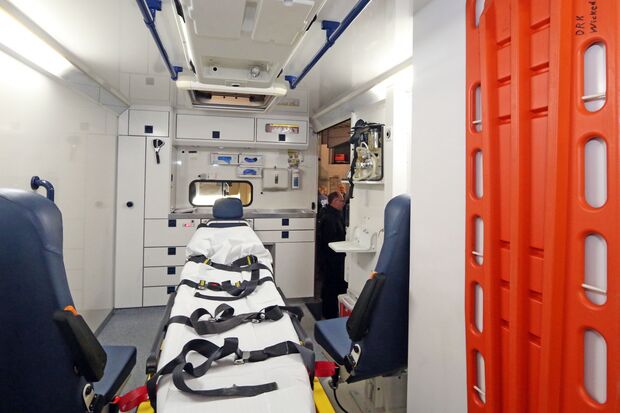 Blick durch die Hintertür in den neuen RTW des DRK FOTO: ANDREAS DUNKER