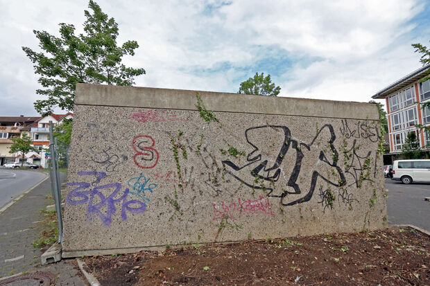 Von Sprayern beschmiert: die Waschbetonwand der Garage hinter dem Rathaus. FOTO: ANDREAS DUNKER