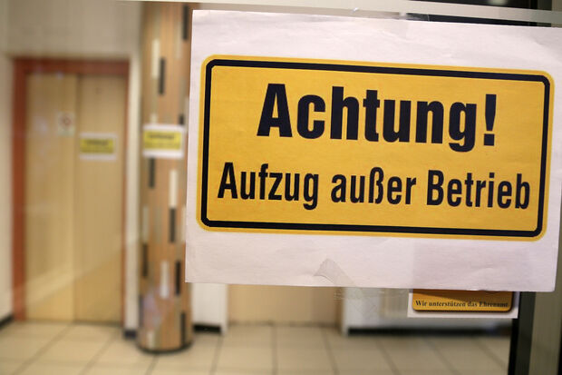 Der Aufzug im Rathaus der Gemeinde Wickede (Ruhr) ist für einige Tage "Außer Betrieb", denn der Lift wird komplett erneuert. FOTO: ANDREAS DUNKER
