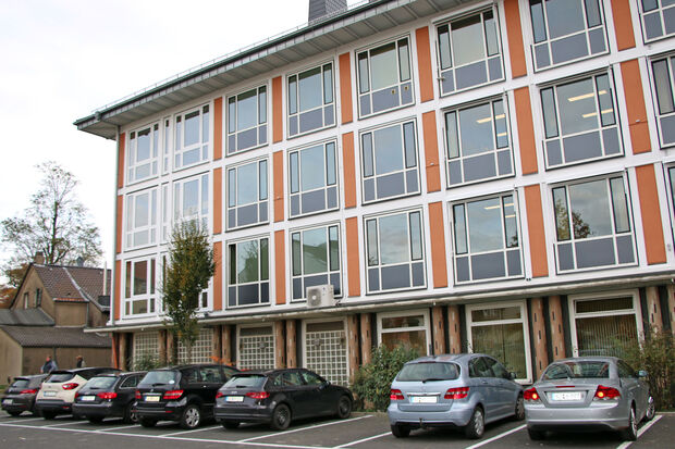 Frisch saniert: die rückwärtige Rathaus-Fassade FOTO: ANDREAS DUNKER