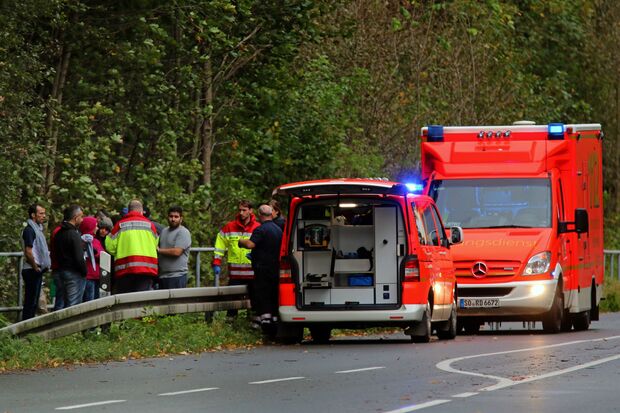 Notarzteinsatzwagen (RTW) und Rettungstransportwagen (RTW) im Einsatz in Wimbern ARCHIVFOTO: ANDREAS DUNKER
