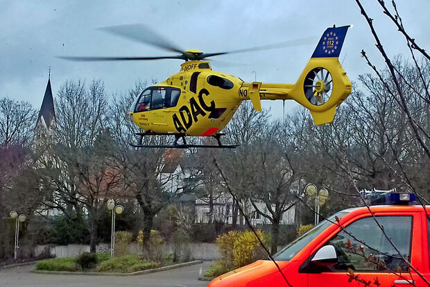 Der ADAC-Rettungshubschrauber "Christoph 8" aus Lünen beim Start vom Parkplatz des Bürgerhauses in Wickede. Im Vordergrund: ein Notarzteinsatzfahrzeug (NEF) – im Hintergrund: die katholische St.-Antonius-Kirche FOTO: MARTIN MICHALZIK