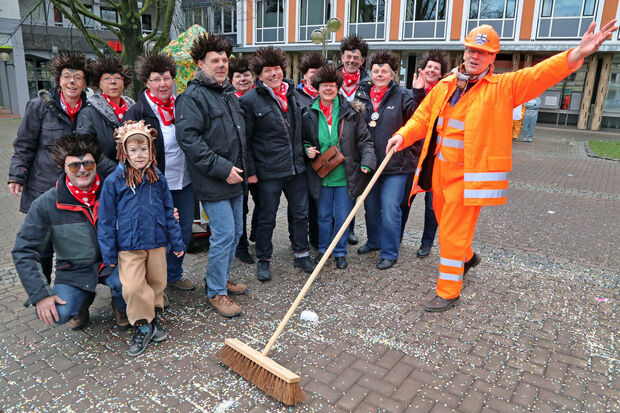Bürgermeister Dr. Martin Michalzik mit anderen Jecken auf dem Marktplatz  FOTO: ANDREAS DUNKER
