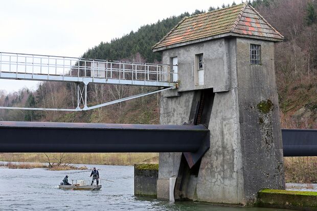 Das alte Trommelwehr und ein Messteam auf einem Echolot-Boot FOTO: ANDREAS DUNKER