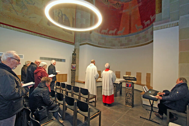 Der erste Gottesdienst in der neu gestalteten Taufkapelle in der katholischen St.-Antonius-Kirche in Wickede FOTO: ANDREAS DUNKER