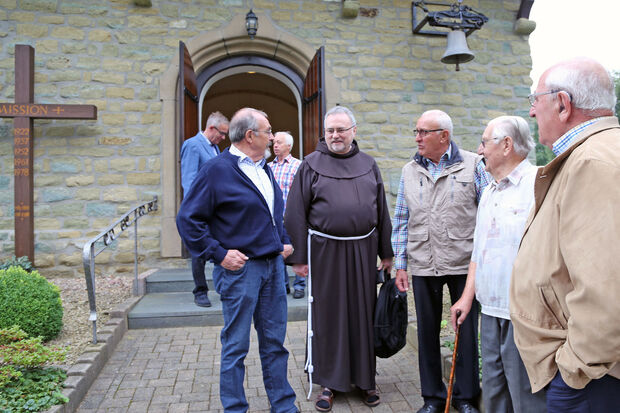 Franziskaner-Pater Ansgar Koch (Mitte) verabschiedete sich von seinen Gottesdienstbesuchern in der Schlückinger St.-Josef-Kapelle. FOTO: ANDREAS DUNKER