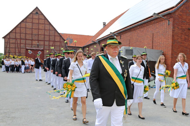 Antreten der St.-Johannes-Schützenbruderschaft Wickede – Wiehagen auf Hof Spiekermann FOTO: ANDREAS DUNKER