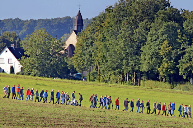 Schnadegang entlang der Wickeder Gemeindegrenze zur Stadt Menden. Im Hintergrund: die St.-Johannes-Baptist-Kirche zu Barge, welche auch den Wimberner Katholiken als Gotteshaus dient. FOTO: ANDREAS DUNKER