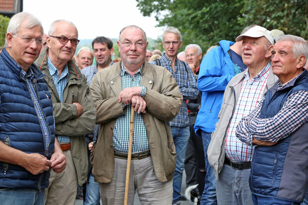 Start zum Wickeder Schnadegang am Schwarzen Weg in Wimbern: Mit dabei auch NRW-Landtagsvizepräsident Eckhard Uhlenberg (links) aus Werl-Büderich und Wickedes Britzemeister Herbert Schäfer (Mitte). FOTO: ANDREAS DUNKER