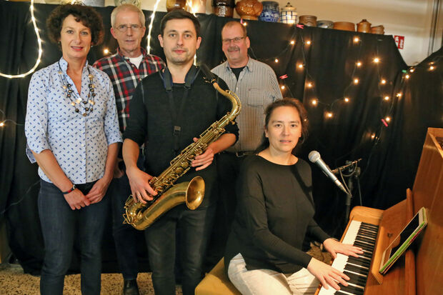 Die Initiatoren und Veranstalter Apothekerin Martina Brennecke und ihr Lebensgefährte Norbert Stockhausen sowie KaDeWi-Leiter Franz-Josef Köppikus (hintere Reihe, von links) und die Musiker von "JUNODORI": Andrey Zaychikov (Saxophon) aus Mannheim und Judith Nordbrock (Pianistin, Sängerin und Liedermacherin) aus Köln. FOTO: ANDREAS DUNKER