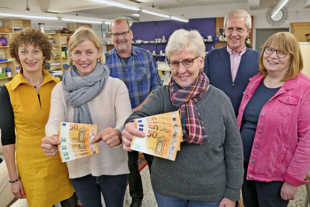 Die Veranstalter von "Schöne Töne live" (hinten, von links): Martina Brennecke, Franz-Josef Köppikus und Norbert Stockhausen übergaben eine Geldspende in Höhe von 400 Euro an die Diakonie der evangelischen Kirchengemeinde und die katholische Caritas-Konferenz. Diese waren durch Herta Yazigi (Diakonie) sowie Barbara Wacker-Oelmann und Martina Michalzik von der Caritas-Konferenz St. Antonius Wickede (Ruhr) vertreten (vorne, von links). FOTO: ANDREAS DUNKER