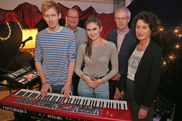 Das Soester Pop-und-Jazz-Duo "JEB und JULES" und die Organisatoren der kleinen Konzert-Reihe "Schöne Töne live" im "KaDeWi" (Kaufhaus der Wickeder) an der Kirchstraße (hintere Reihe, von links): Franz-Josef Köpikus, Norbert Stockhausen und Martina Brennecke FOTO: ANDREAS DUNKER