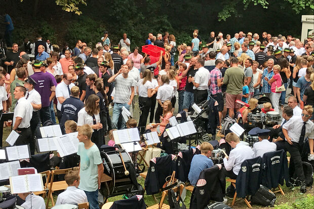 Vogelschießen in der Erbke FOTO: ANDREAS DUNKER