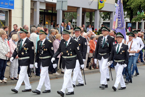Die Schützenbruderschaften St. Vinzentius aus Echthausen (Foto) und St. Johannes aus Wimbern nahmen ebenfalls an dem großen Festumzug am Sonntagnachmittag durch die Wickeder Ortsmitte teil. FOTO: ANDREAS DUNKER
