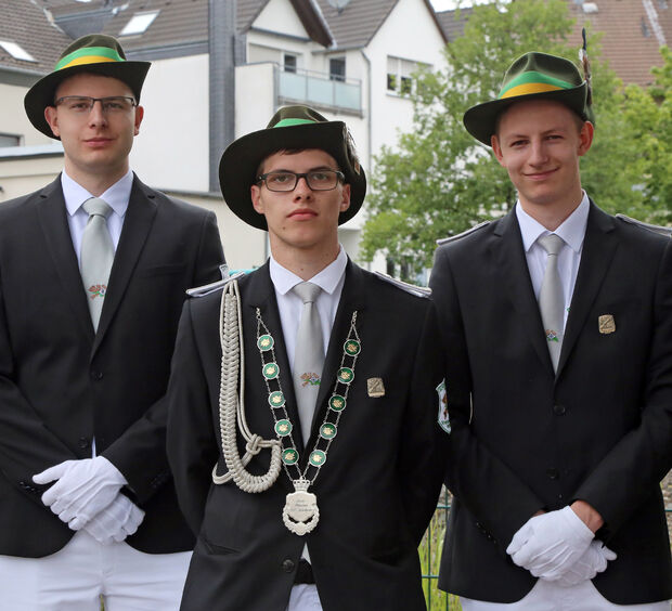 SSC-Prinz Florian Ptacek des Schieß-Sport-Clubs Wickede der Schützenbruderschaft St. Johannes Wickede und Wiehagen mit seinen Begleitern Nils Langer (links) und Erik Langer (rechts) FOTO: ANDREAS DUNKER