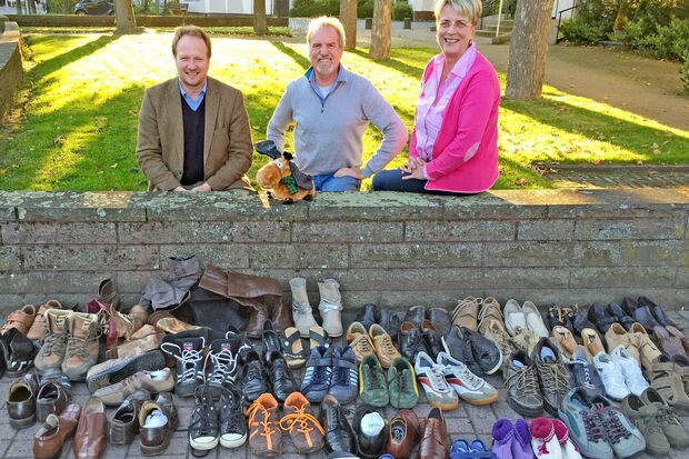 Sammelten mehr als hundert Paar Schuhe für die Flüchtlinge in der ZUE Wimbern: Franziskus von Ketteler, Michael Rademacher und Petra Senske (von links) aus Voßwinkel FOTO: PRIVAT