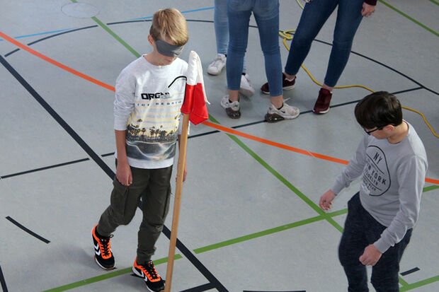 Blindes Vertrauen in die Mitschüler üben. FOTO: SKW