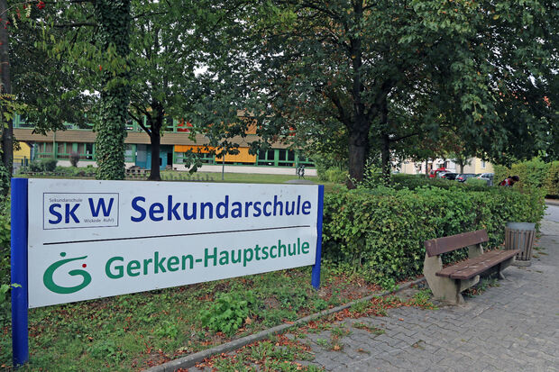 Der Erweiterungsbau mit Klassenzimmern und naturwissenschaftlichen Fachräumen soll nun in System-/Modulbauweise an der Ecke Hövel- und Ludgerusstraße entstehen, wo sich nun noch Grün- und Schulhof-Flächen befinden. FOTO: ANDREAS DUNKER