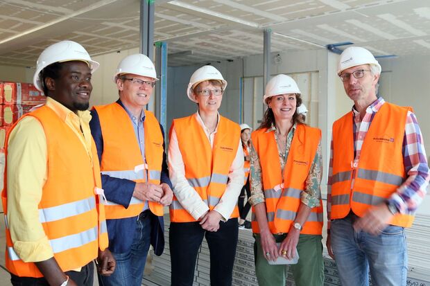 Die Sekundarschule der Gemeinde Wickede (Ruhr) bleibt offensichtlich eine "Baustelle". Hier ein Bild mit Bürgermeister Dr. Martin Michalzik (CDU, 2. von links) und Schulleiter Peter Zarnitz (rechts) während einer Baustellen-Besichtigung. ARCHIVFOTO: ANDREAS DUNKER