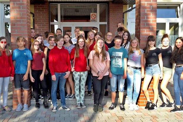 Die Jungen und Mädchen der Sekundarschule Wickede (Ruhr) mit polnischen Schülern in Jemielnica FOTO: GABI BERGMANN