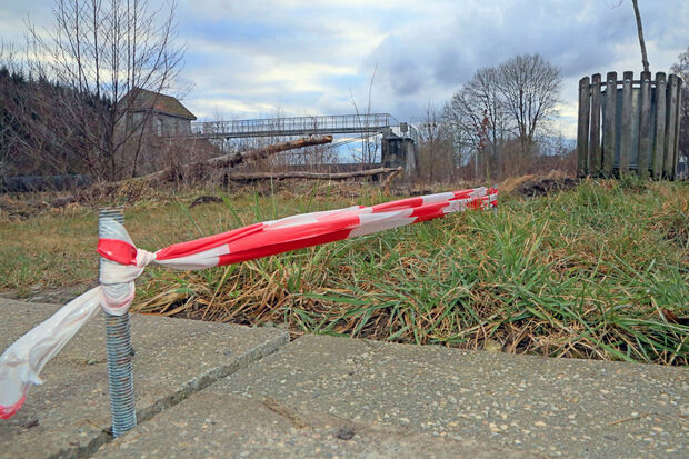 Wo der SPD-Ortsverein vor einiger Zeit die „Rote Ruhebank“ aufgestellt hatte, wehte am gestrigen Montag (12. März 2018) nur noch rot-weißes Flatterband im Wind. FOTO: ANDREAS DUNKER