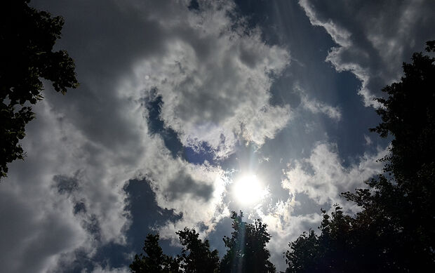 Auch bei kühlen Temperaturen und bei Bewölkung sendet die Sonne gefährliche UV-Strahlen. Das Gesundheitsamt des Kreises Soest empfiehlt deshalb auch bei schlechtem Wetter im Sommer Sonnenschutz. FOTO: RAPHAEL MOERS / KREIS SOEST