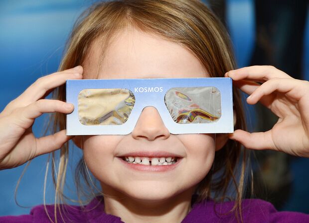 Die kleine Lena aus Warstein macht es richtig: Sie hat sich eine Schutzbrille gekauft, damit sie am Freitag die Sonnenfinsternis beobachten kann. FOTO: THOMAS WEINSTOCK / KREIS SOEST 