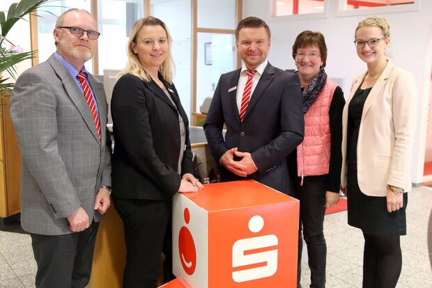 Das Mitarbeiter-Team der Sparkassen-Filiale Wickede (von links): Ralf Gossling, Anja Schönweiss, stellvertretender Filialleiter Viktor Schneider und Franziska Breitbach sowie Lea Stromberg vom S1-Online-Banking-Team. – Es fehlt: Filialleiterin Michaela Marquardt ARCHIVFOTO: ANDREAS DUNKER