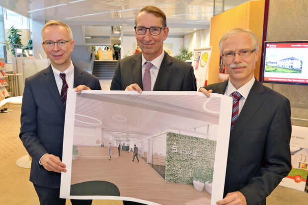 Der Vorstandsvorsitzende Michael Supe (Mitte) sowie seine Vorstandskollegen Klaus Eickenbusch (links) und Ulrich Kleinetigges (rechts) von der Sparkasse SoestWerl präsentierten ihre Umbaupläne in der Filiale an der Puppenstraße in Soest und zogen eine erste Bilanz nach der Fusion der kommunalen Geldinstitute am 1. Januar 2018. FOTO: ANDREAS DUNKER