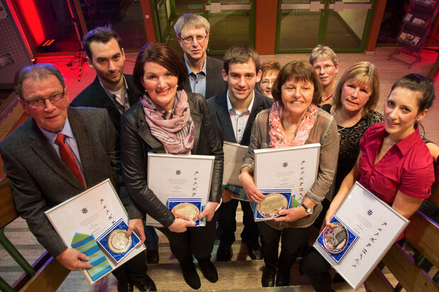 Die acht geehrten Sportler der Gemeinde Wickede (Ruhr) von links:  Günter Frohne, Denis Rosa, Klara („Kläre“) Barylla, Andreas Bank, Matthias Gedig, stellvertretende Bürgermeisterin Ellinor Schilling (SPD), Sabine Bank, stellvertretende Bürgermeisterin Gertrud Martin (CDU), Josiane Risse, Nadine Gedig FOTO: ANDREAS DUNKER