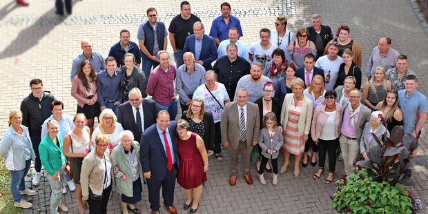 Große Gratulantenschar nach der standesamtlichen Trauung im Rathaus. Auch Bürgermeister Dr. Martin Michalzik (CDU) sprach dem jungen Brautpaar seine Glückwünsche aus. FOTO: ANDREAS DUNKER