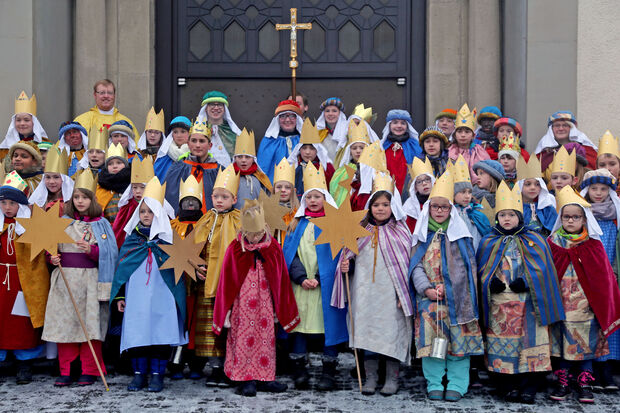 Sternsinger vor dem Portal der katholischen St.-Antonius-Kirche in Wickede FOTO: ANDREAS DUNKER