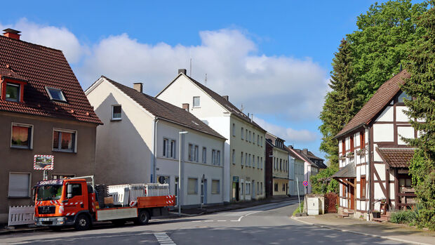 Blick von der Einfahrt des Wickeder Feuerwehr-Gerätehauses in die Oststraße. Dieser Teilbereich wird saniert. FOTO: ANDREAS DUNKER