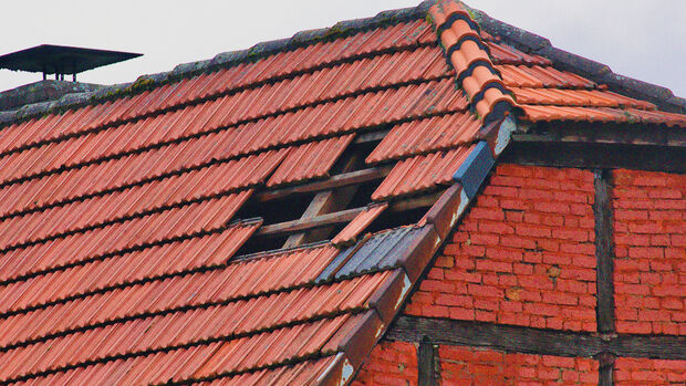 Der Sturm mit seinen orkanartigen Böen fegte an vielen Stellen auch Tonziegel von den Dächern – wie hier von einem Wohngebäude neben dem Hotel und Restaurant "Alte Poststation" an der Ecke Arnsberger / Mendener Straße in Wimbern. FOTO: ANDREAS DUNKER