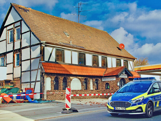 Vom Gebäude der ehemaligen Gaststätte "Lindenhof" neben der Shell-Tankstelle an der Hauptstraße in Wickede flogen mehrere Dachziegel auf Gehweg und Fahrbahn. Die Ortsdurchfahrt der Bundesstraße 63 blieb deshalb für mehrere Stunden in diesem Streckenabschnitt gesperrt. Der Verkehr wurde über Fröndenberger Straße und "Am Lehmacker" umgeleitet. FOTO: ANDREAS DUNKER