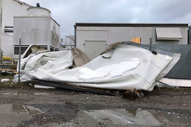 Teile des herunter geflogenen Foliendaches bei MBT PolyTapes am Ruhrufer in Wickede FOTO: ANDREAS DUNKER 