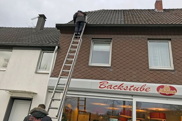 Selbst am Sonntag waren Dachdecker noch unterwegs, um durch den Orkan "Friederike" entstandene Schäden schnell zu beseitigen. FOTO: ANDREAS DUNKER