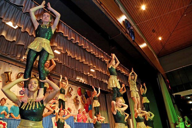 Die Tanz- und Akrobatik-Gruppe "Dansu" des Turnvereins Wickede (Ruhr) am Sonntagnachmittag beim Kinderkarneval im Bürgerhaus FOTO: ANDREAS DUNKER