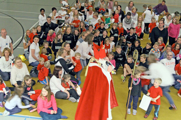 Zahlreiche Kinder erwarteten den Nikolaus. FOTO: ANDREAS DUNKER