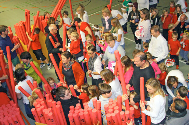 Nudeln vom Nikolaus: die Helfer des heiligen Mannes teilten die roten Schwimmhilfen mit dem TV-Logo aus. FOTO: ANDREAS DUNKER