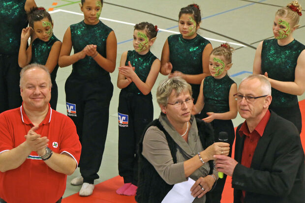 Mädels des Wickeder Turnvereins zusammen mit stellvertretendem Vorsitzenden Markus Thurau, stellvertretender Bürgermeisterin Gertrud Martin und TV-Vorsitzendem Lutz Hofmann FOTO: ANDREAS DUNKER