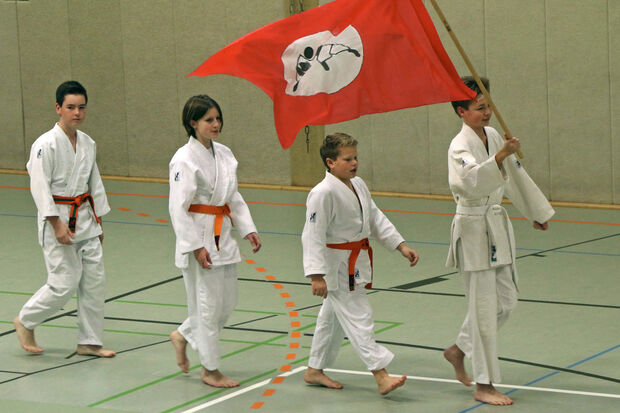 Judoka des TV Wickede beim Einmarsch in die Gerken-Sporthalle FOTO: ANDREAS DUNKER