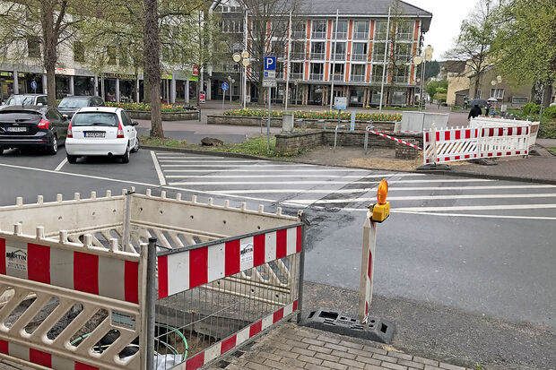 In der Ortsmitte gibt es derzeit lauter kleine Baustellen – sogenannte "Kopflöcher". Denn die Telekom lässt dort Glasfaser-Leitungen verlegen. FOTO: ANDREAS DUNKER