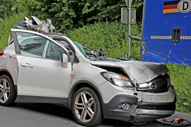 Der Pkw keilte sich in Folge der Kollision unter den abgestellten Sattelauflieger eines Lkw. FOTO: ANDREAS DUNKER