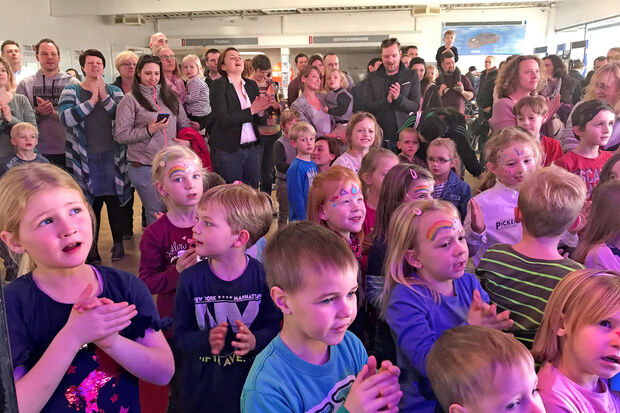 Beim Live-Konzert "herrH ist da" im Rahmen der "Tornister-Party" im "Teschler-Center" in Wickede waren die Kinder begeistert. FOTO: ANDREAS DUNKER
