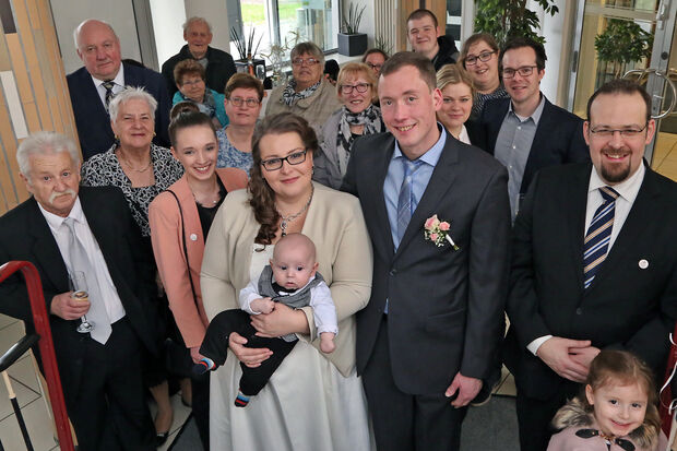Die Hochzeitsgesellschaft nach der standesamtlichen Trauung im Foyer des Rathauses in Wickede FOTO: ANDREAS DUNKER