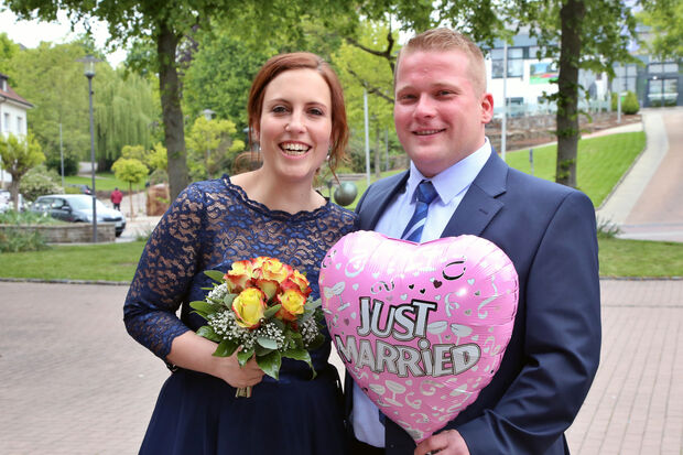 Frisch verheiratet: Alexander und Katharina Kelsch, geborene Trautmann, wohnen gemeinsam an der Friedhofstraße in Wickede. FOTO: ANDREAS DUNKER