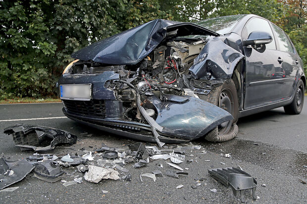 Der VW Golf des vermutlich alkoholisierten Unfallverursachers prallte gleich gegen zwei Pkw im Gegenverkehr und wurde ganz erheblich beschädigt. Der Fahrer kam unverletzt davon. FOTO: ANDREAS DUNKER 