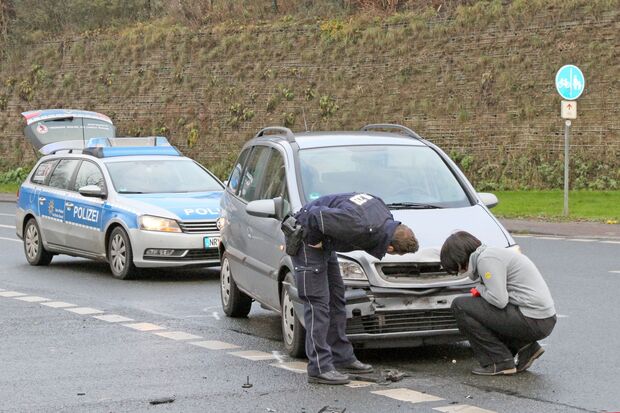 Das beschädigte Lieferfahrzeug des Catering-Services für die kommunalen Kindergärten FOTO: ANDREAS DUNKER